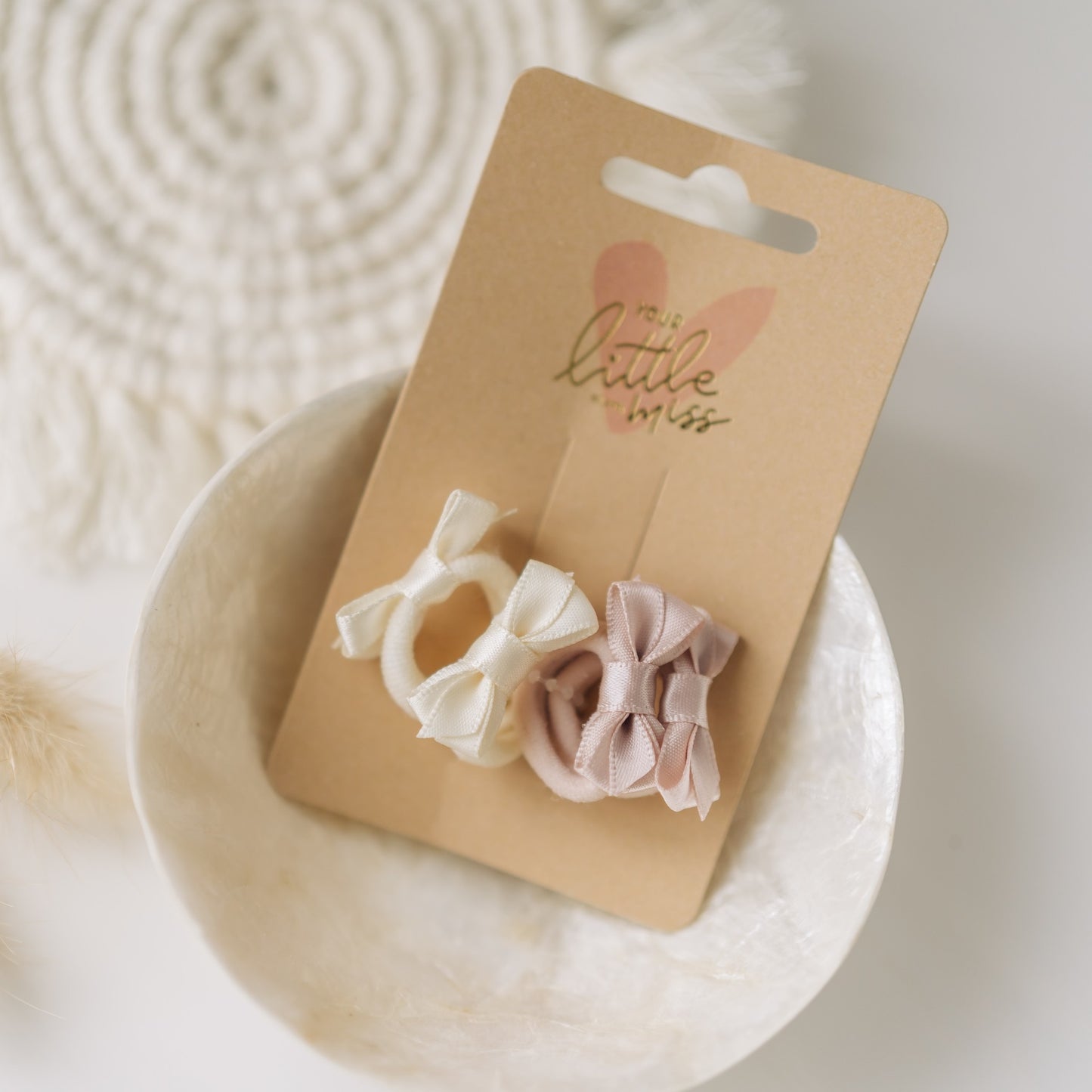 || Your Little Miss || Baby haarelastiek met strik - Vanilla Satin