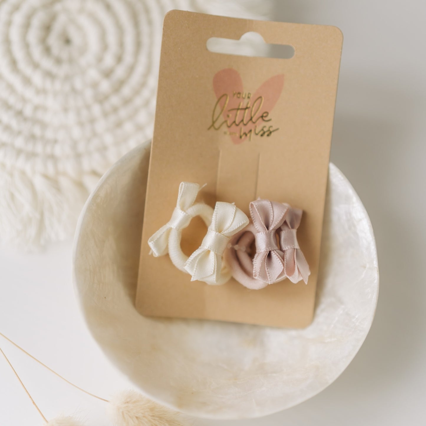 || Your Little Miss || Baby haarelastiek met strik - Vanilla Satin