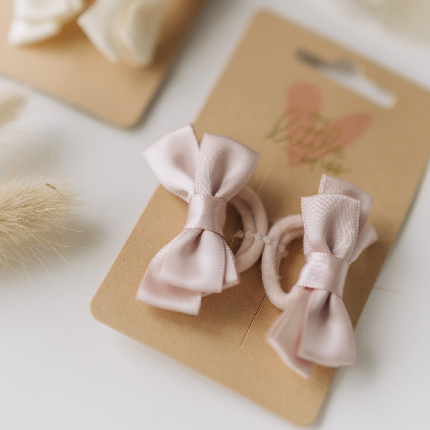|| Your Little Miss || Haarelastiek met dubbele strik - Vanilla Satin