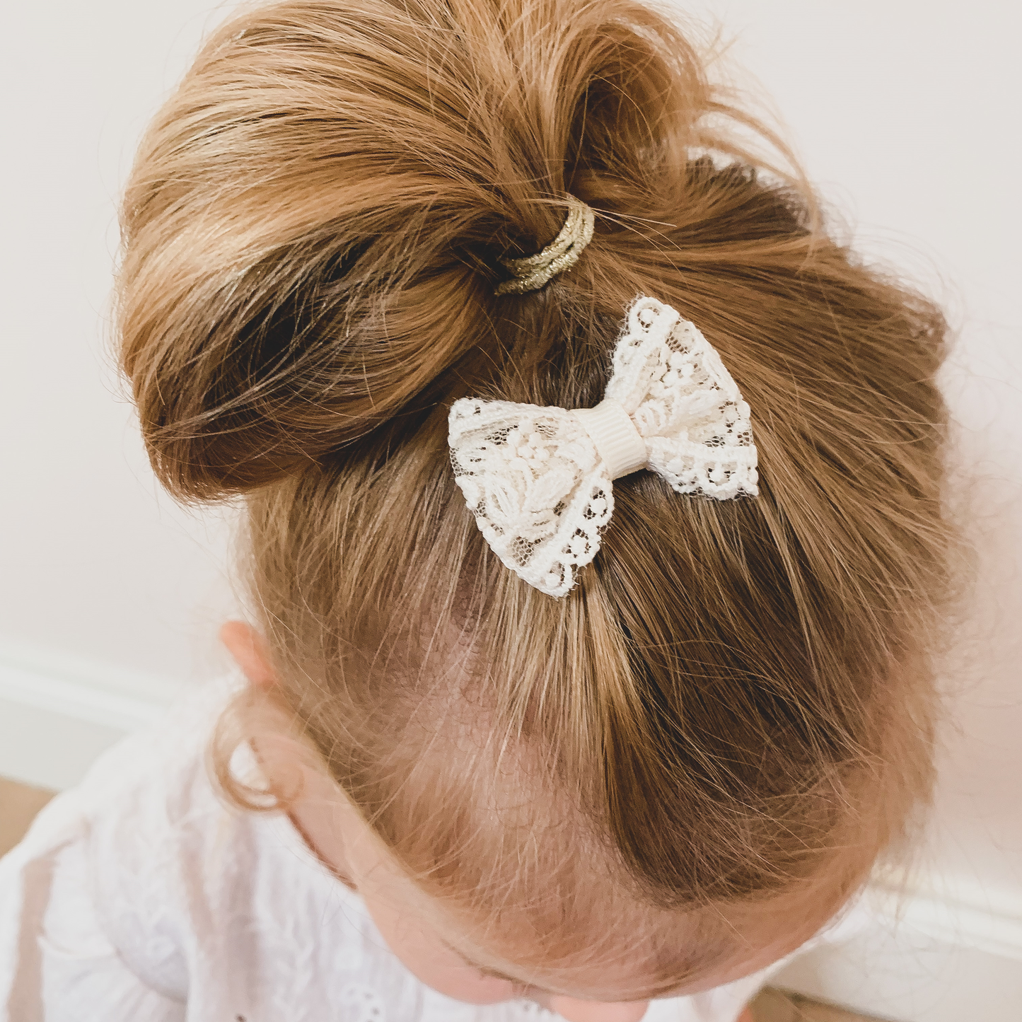 || Your Little Miss || Baby haarspeldje met strikje - Cream Lace