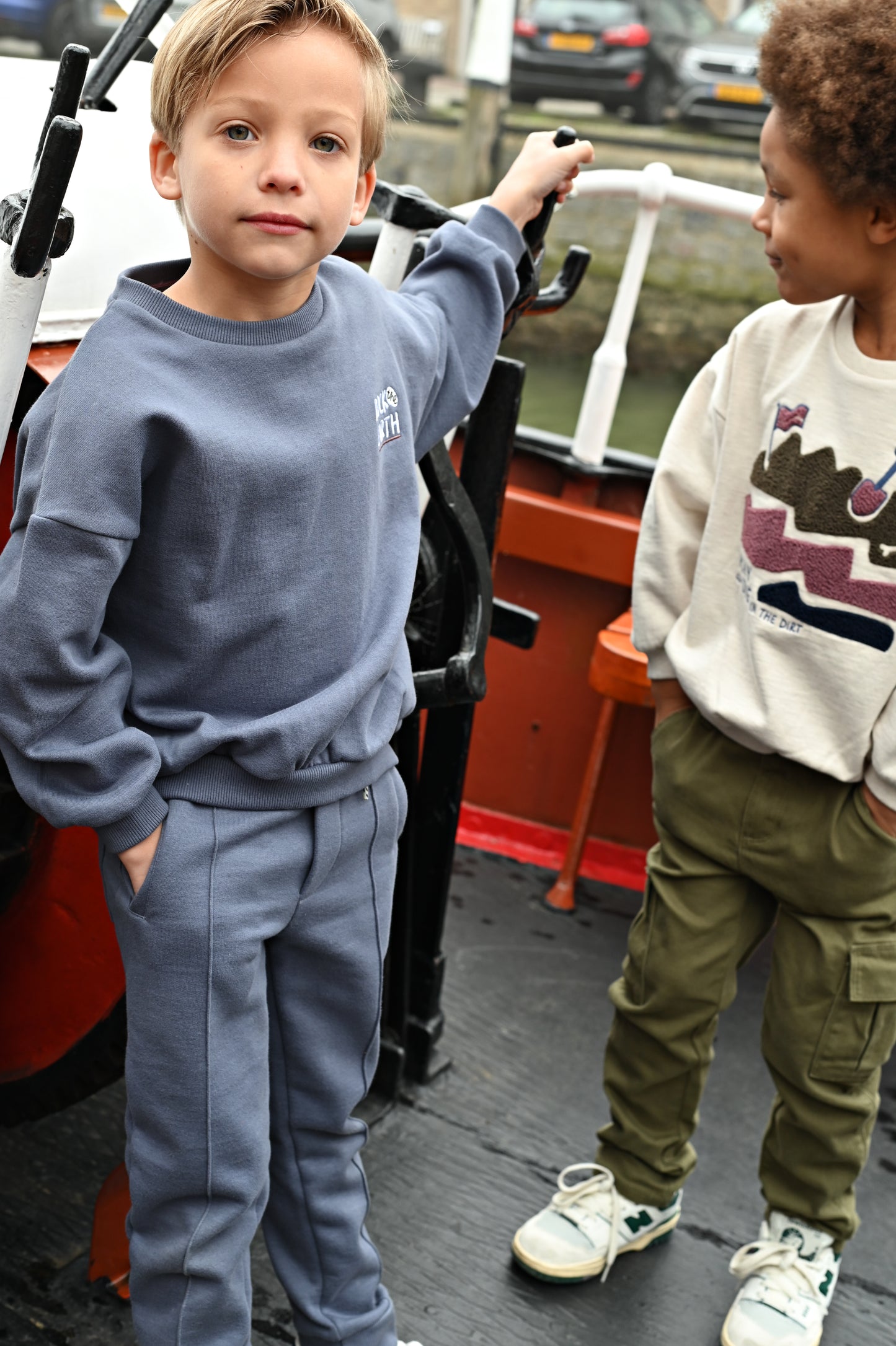 || Sturdy || Oversized sweater met backprint - Rock the Earth