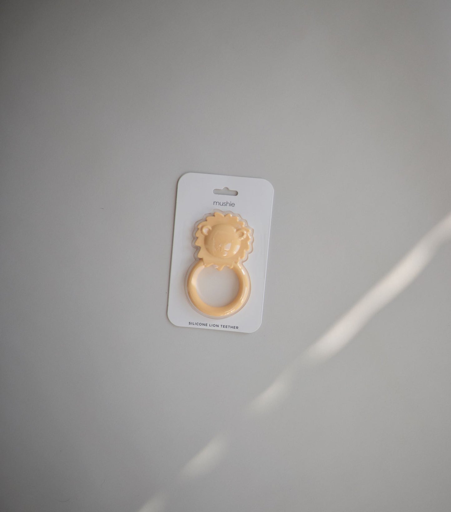 Mushie Bijtring - Lion Soft Yellow