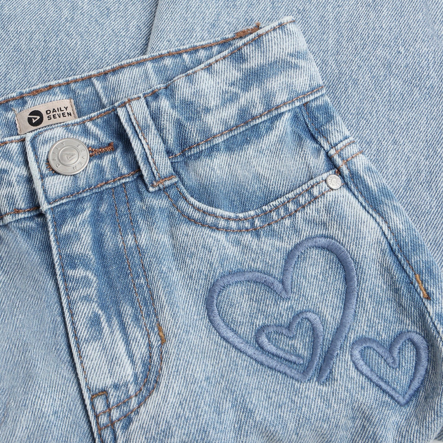 || Daily7 || Jeans met geborduurde harten - Mom Fit