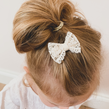 || Your Little Miss || Baby haarspeldje met strikje - Cream Lace