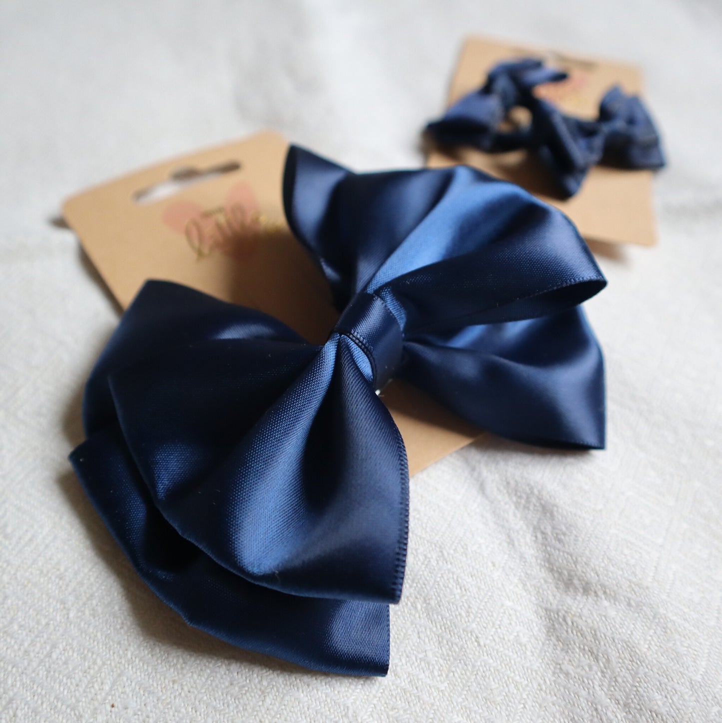 || Your Little Miss || Baby haarspeld met dubbele strik - Navy Satin