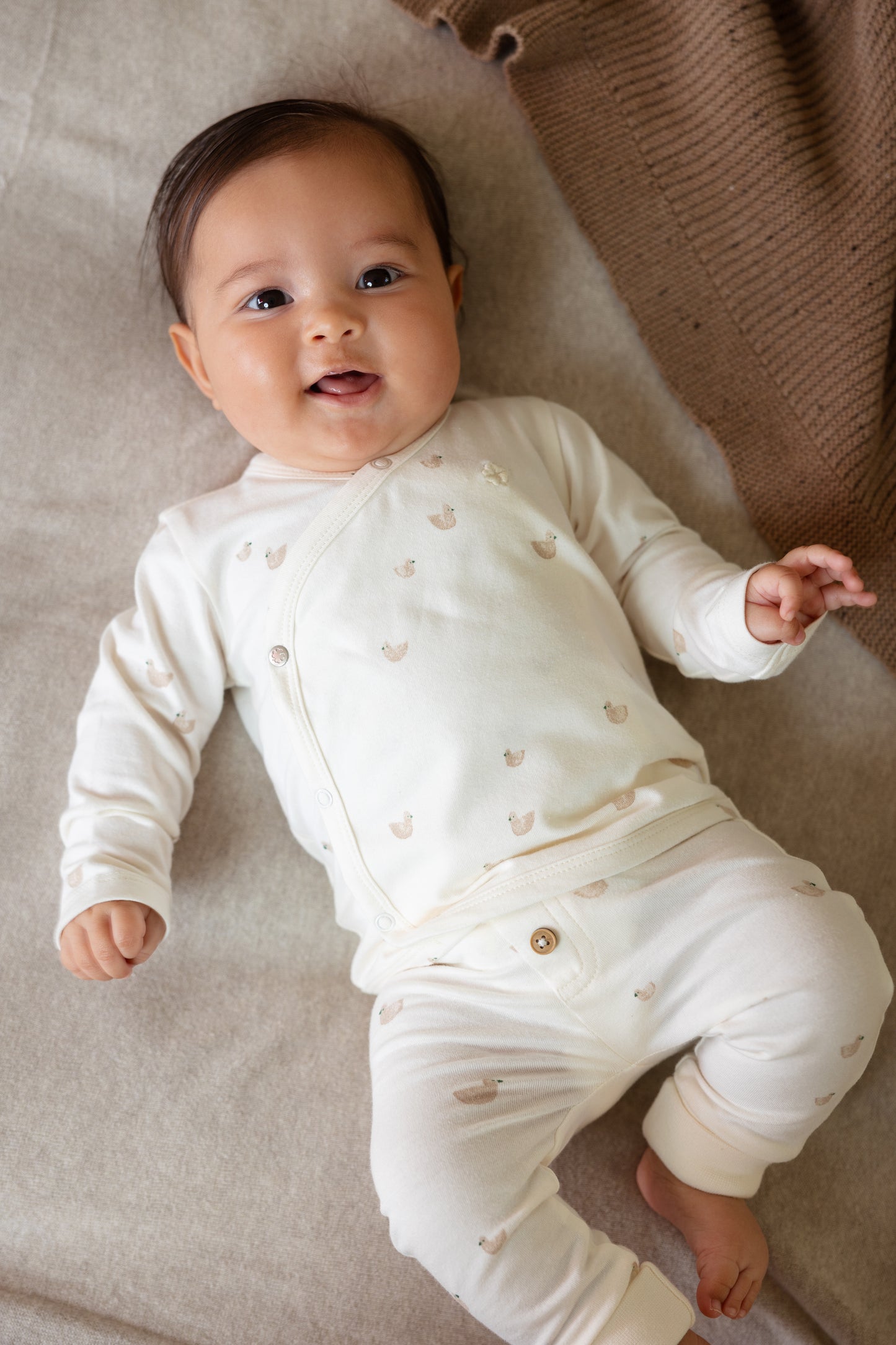 || Noppies || Basis unisex overslag vest met eendjes - Nour